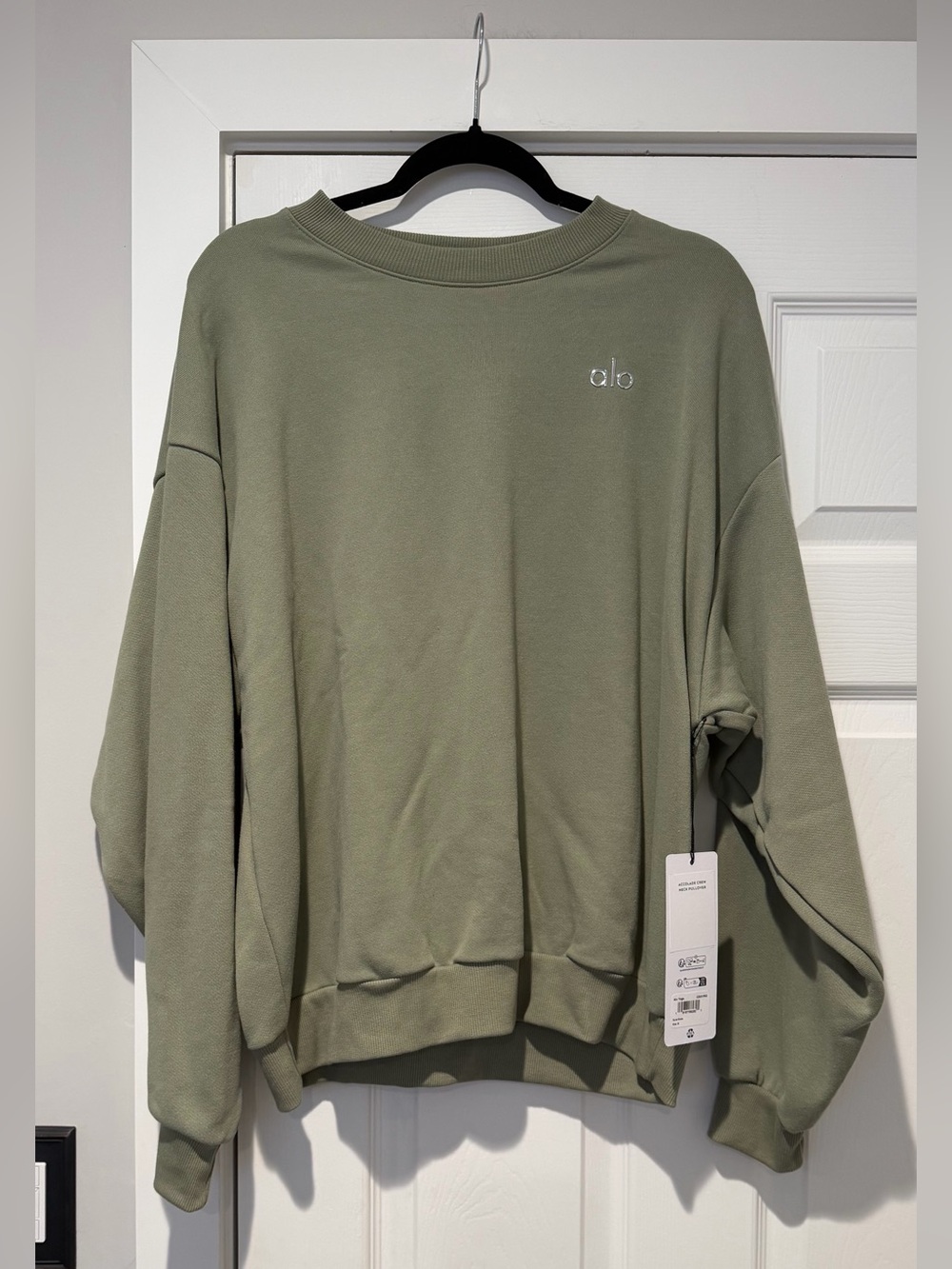 Auth.✅ ALO Yoga Women’s Accolade Crewneck Pullover in “Dune Grass” Size Medium 💚